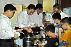 꿈둥지 지역아동센터에서 배식봉사하는 박계동 국회사무총장