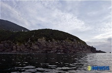 동북쪽 바다에서 바라본 가거도등대