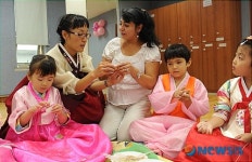 송편 빚으며 한가위 보내요