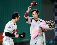 축하 꽃다발 받는 전준호