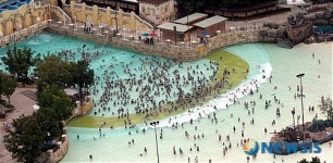 연휴 마지막날 물놀이 공원 찾은 시민들