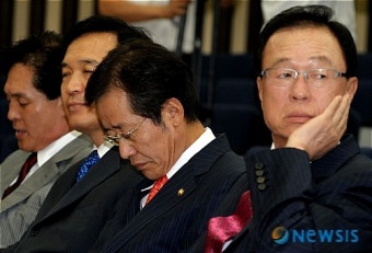 고개 숙인 홍준표 원내대표