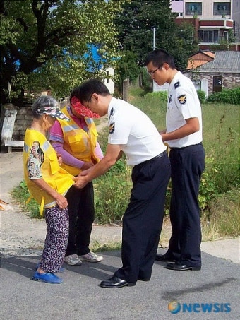 폐지 수집 노인들에게 야광 조끼 배부