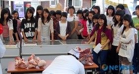 다하누촌 떡갈비축제, 한우 경매 중