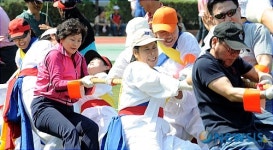 힘을 합처 줄다리기