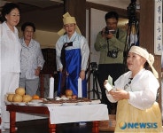 자리걷이굿 선보이는 이순자 무녀
