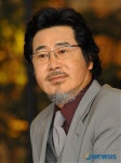포즈 취하는 유동근
