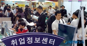취업정보 검색하는 구직자 들