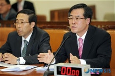 의원들의 질의에 답변하는 정승 식품산업본부장