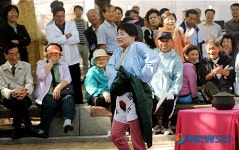장터에서 빠질 수 없는 흥겨운 공연