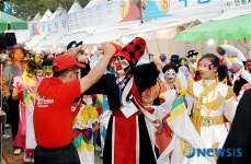 어깨 춤이 덩실~ 덩실~