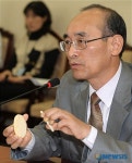 쌀과자 들어보이는 이상용차장