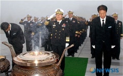 해군총장·장성, 대전현충원 참배