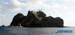 의연한 모습의 동도