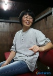 소극장 품 안내하는 최수미씨