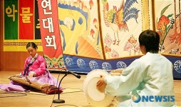 장구의 장단소리에 맞춰