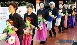 실버인형극단의 흥겨운 공연