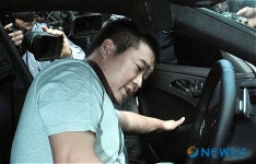 차에 오르는 최진실 매니저