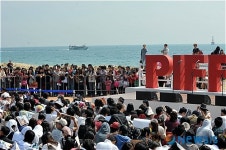 많은 관중이 기다리고 있는 피프빌리지 야외무대