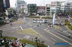 진주는 개천예술제 축제중