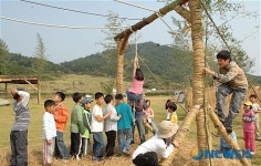 선사시대 체험하는 어린이들