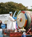 정영석 진주 시장의 힘찬 북소리