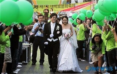 축복 속 거리결혼식