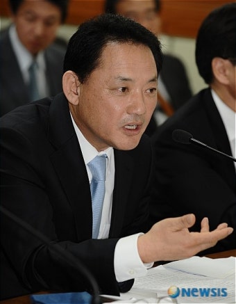 답하는 유인촌 장관