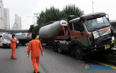 가드레일 들이받은 탱크로리