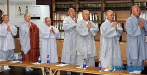 법회중인 스님들