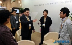 구본상 사장과 이야기 나누는 곽진성씨 가족