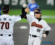 적시타 날리고 환호하는 롯데 손광민