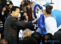 아르릉과 인사하는 이명박 대통령