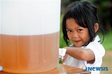 안전한 식수 마시는 행복한 홈스쿨 학생