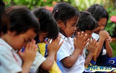 기도하는 행복한 홈스쿨 학생들