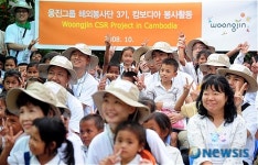 활짝웃는 행복한 홈스쿨 학생들과 봉사자들