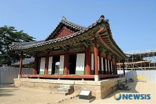 강학당(보물 제 1403호)과 보수공사중인 건물들