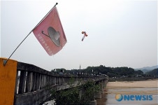<우기자 여행사진> 축제 애드벌룬 떠 있는 마을 입구 다리