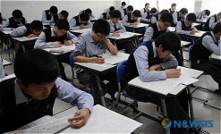 학업성취도 평가 치르는 고1 학생들