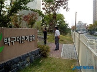 야밤에 설치된 아파트 경계담장