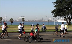 태평양 연안 해안길 달리는 마라토너와 자전거