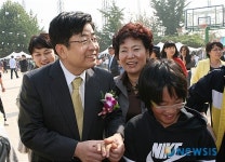 학생들과 즐겁게 대화 나누는 맹정주 구청장
