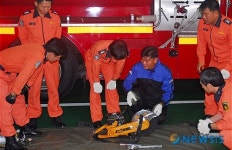 소방장비 확인점검하는 소방대원들