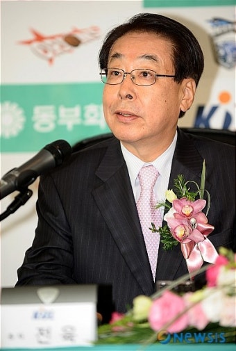 취재진의 질문에 답하는 전육 총재