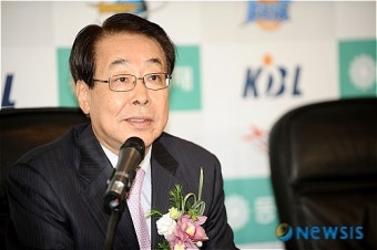 질문에 답하는 전육 KBL 총재