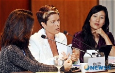 이야기 나누는 토론자들