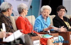 토론자들과 이야기 나누는 이연숙 서울여성가족재단 이사