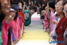 600m 무지개 가래떡 살펴보는 관광객들