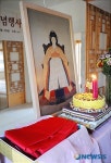 명성황후 탄신 157주년, 어진앞의 당의와 축하 떡