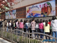 초등학교 담장의 벽화 눈길